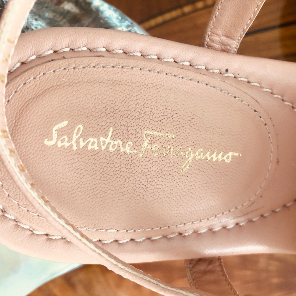 Salvatore Ferragamo Tahiti Blush Pink Leather Sandals with Gold Chain Detail - Picture 10 of 12